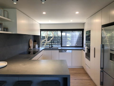 Spray Point Beach House: Entertaining Deck - Hotel NSW 2