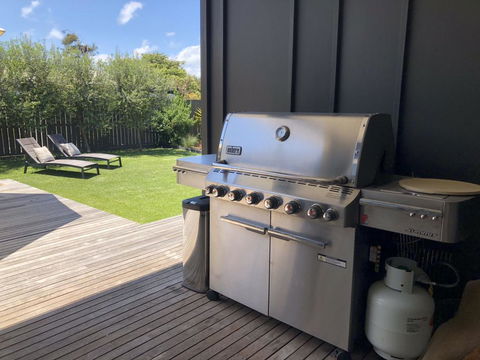 Spray Point Beach House: Entertaining Deck - Hotel NSW 3