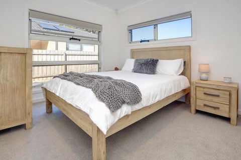 Staughton Sounds - Hotel NSW 2
