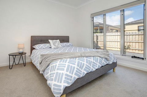 Staughton Sounds - Hotel NSW 3
