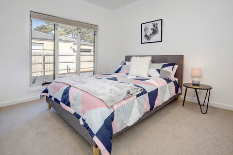 Staughton Sounds - Hotel NSW 1