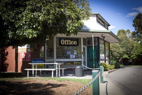 Strayleaves Caravan Park - Hotel NSW 2