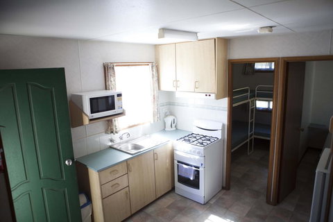 Strayleaves Caravan Park - Hotel NSW 3