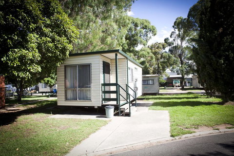 Strayleaves Caravan Park - Hotel NSW 1