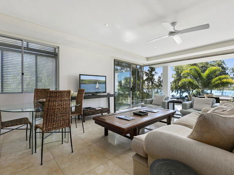 Stunning Riverfront Apartment In Noosaville - Unit 2 Wai Cocos 215 Gympie Terrace - Hotel NSW 2