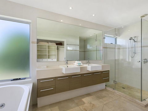 Stunning Riverfront Apartment In Noosaville - Unit 2 Wai Cocos 215 Gympie Terrace - Hotel NSW 3