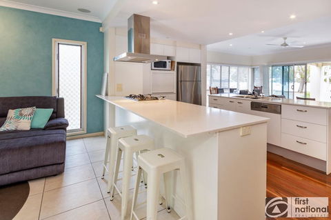 Stunning Waterfront Home With Pool - Sylvan Beach Esp, Bellara - Hotel NSW 3