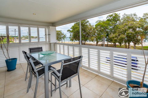 Stunning Waterfront Home With Pool - Sylvan Beach Esp, Bellara - Hotel NSW 1