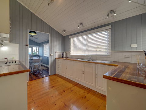 Sublime Beachfront Queenslander On The Esplanade - Hotel NSW 1