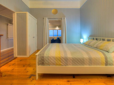 Sublime Beachfront Queenslander On The Esplanade - Hotel NSW 3