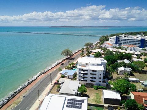 Sublime Beachfront Queenslander On The Esplanade - Hotel NSW 2