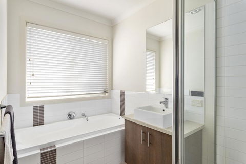 Summer Breeze - Hotel NSW 2