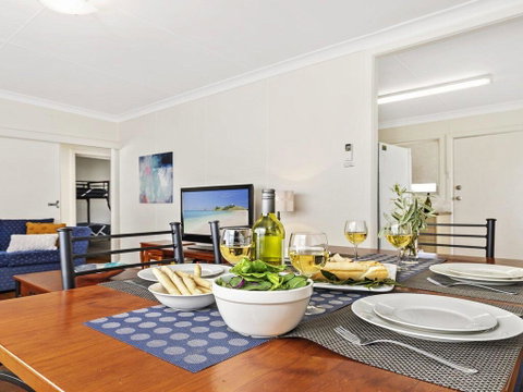 Summer Breeze - Clean And Simple, 200m To Beach - Hotel NSW 3