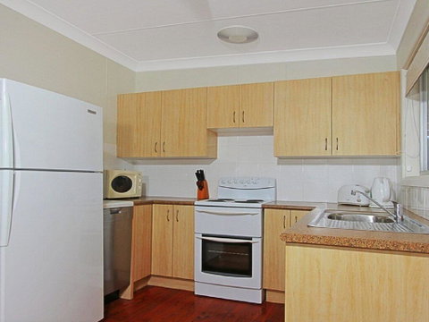Summer Breeze - Clean And Simple, 200m To Beach - Hotel NSW 2