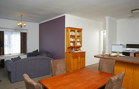 The Fox And Hounds Historic Hotel - Hotel NSW 20