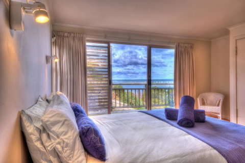 The Strand ~ On The Edge Of The Beach - Hotel NSW 2