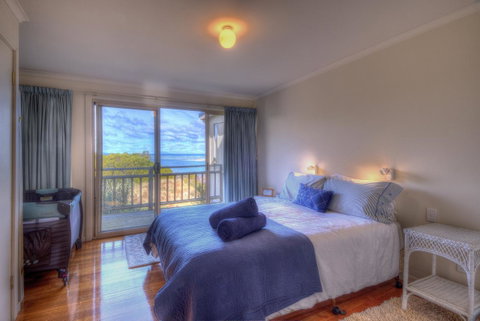 The Strand ~ On The Edge Of The Beach - Hotel NSW 4