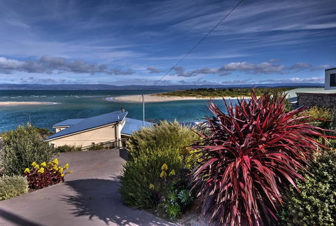 The Strand ~ On The Edge Of The Beach - Hotel NSW 1