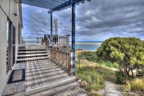 The Strand ~ On The Edge Of The Beach - Hotel NSW 5