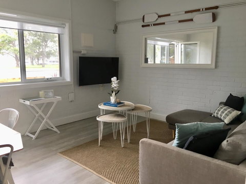 The Wheelhouse - 2BR Waterfront Apt In Town - Hotel NSW 1