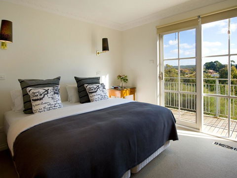 Churchills - Hotel NSW 4