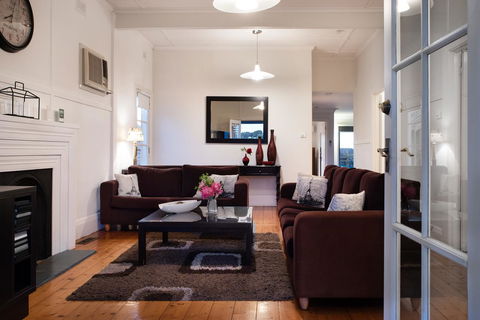 Churchills - Hotel NSW 7