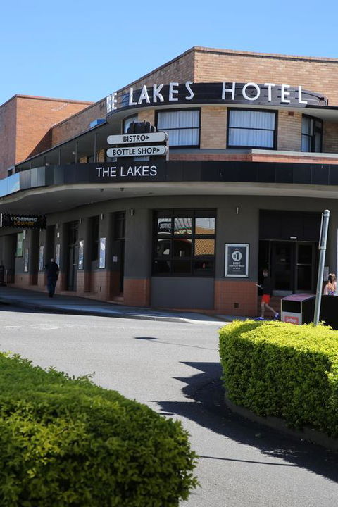 The Lakes Hotel - Hotel NSW 3