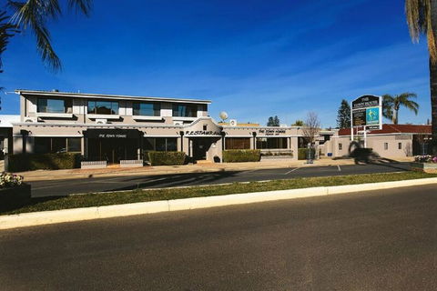 The Town House Motor Inn - Hotel NSW 1