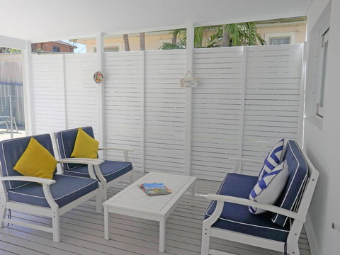 The White House', 25 Tomaree Road - Fantastic House With Pool, Linen FOXTEL & WII-U - Hotel NSW 2