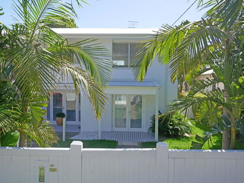 The White House', 25 Tomaree Road - Fantastic House With Pool, Linen FOXTEL & WII-U - Hotel NSW 3