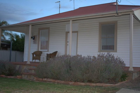 The Yellow Daisy - Hotel NSW 1