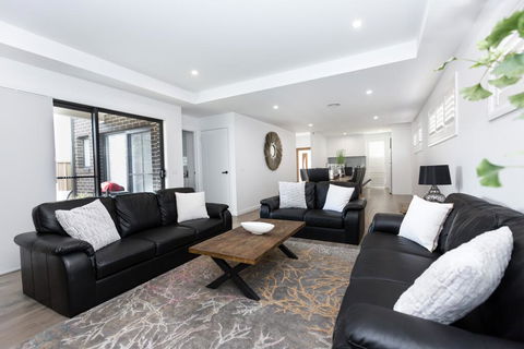 TWO TEN Sleeps 10! Luxury CBD Accommodation - Hotel NSW 2