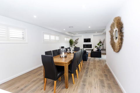 TWO TEN Sleeps 10! Luxury CBD Accommodation - Hotel NSW 1