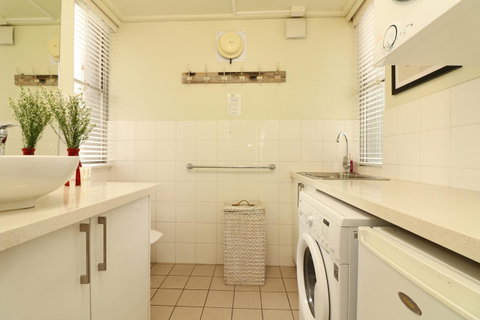 Colour Pop Fitzroy - 3 Bedroom Pet Friendly - Hotel NSW 18