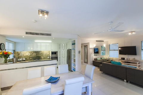 Emerald Noosa - Hotel NSW 9
