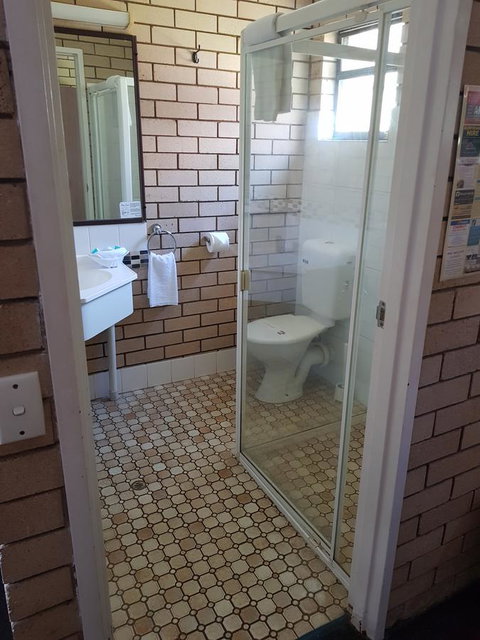 Twin Pines Motel - Hotel NSW 1