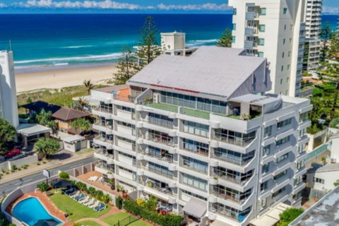 Surfers Chalet - Hotel NSW 9