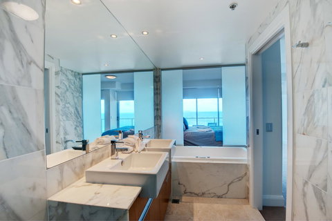 Reflections Tower Two - Hotel NSW 1