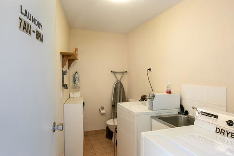 Sunlit Waters Studio Apartments - Hotel NSW 9