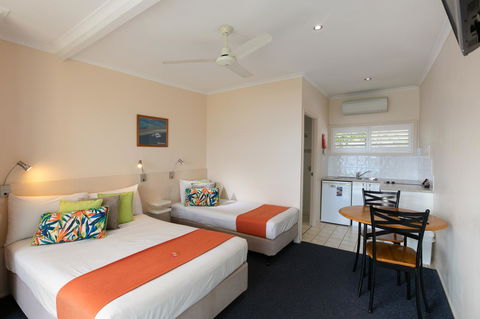 Sunlit Waters Studio Apartments - Hotel NSW 21