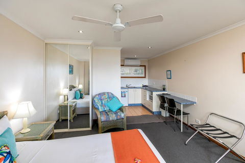 Sunlit Waters Studio Apartments - Hotel NSW 13