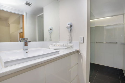 Tiki Hotel Apartments Surfers Paradise - Hotel NSW 5