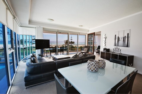 Reflection On The Sea - Hotel NSW 40