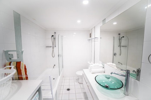 Capricorn One Beachside Holiday Apartments - Official - Hotel NSW 5