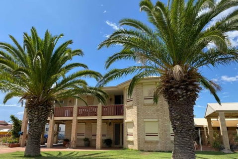 Whispering Palms - Hotel NSW 0