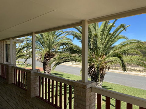 Whispering Palms - Hotel NSW 1