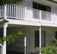 Wonky Pine Beach House NARRWALLEE- 4 bedroom - Hotel NSW