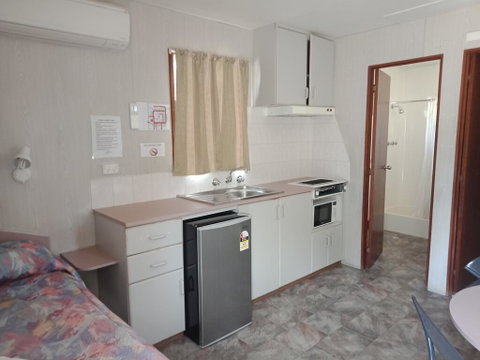 Young Caravan Park - Hotel NSW 2