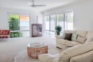 Relax At Bokarina Beach House Walk To Beach Relax By The Pool - Hotel NSW 5
