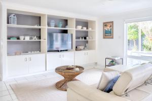 Relax At Bokarina Beach House Walk To Beach Relax By The Pool - Hotel NSW 6